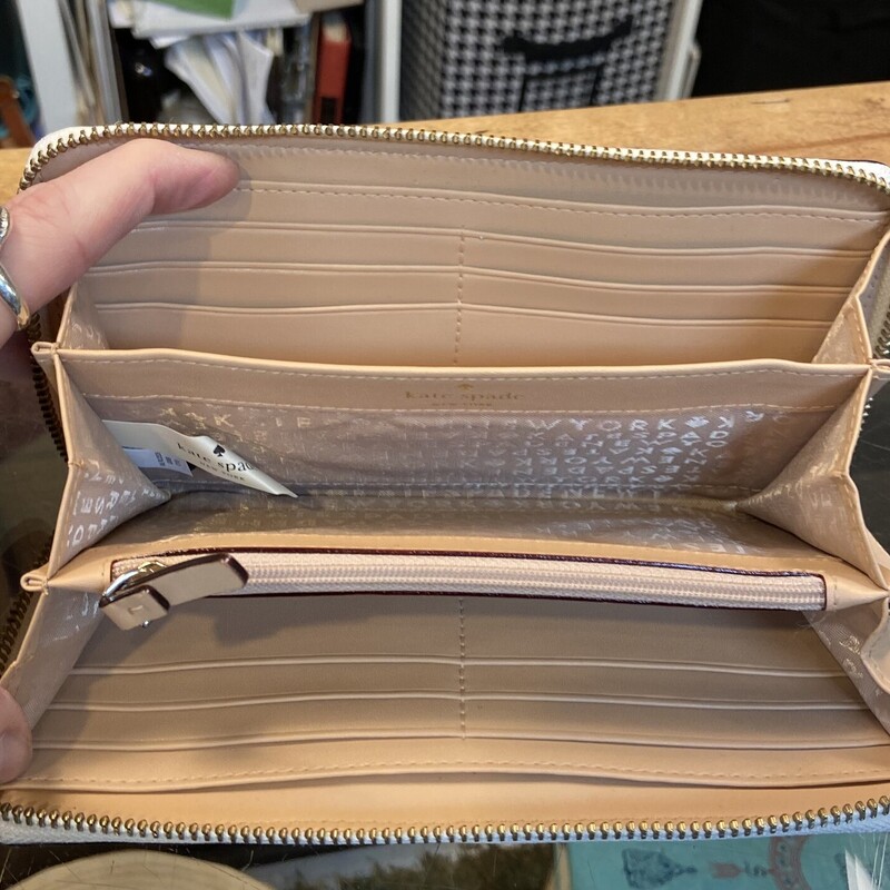 NEW Nvy/W Stripe Wallet<br />
Nvy/W<br />
Size: R $179