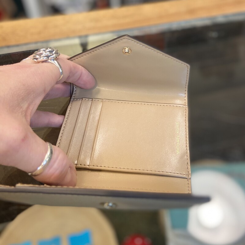 T/Gd Lther Snap Wallet<br />
Tan/G<br />
Size: R $127