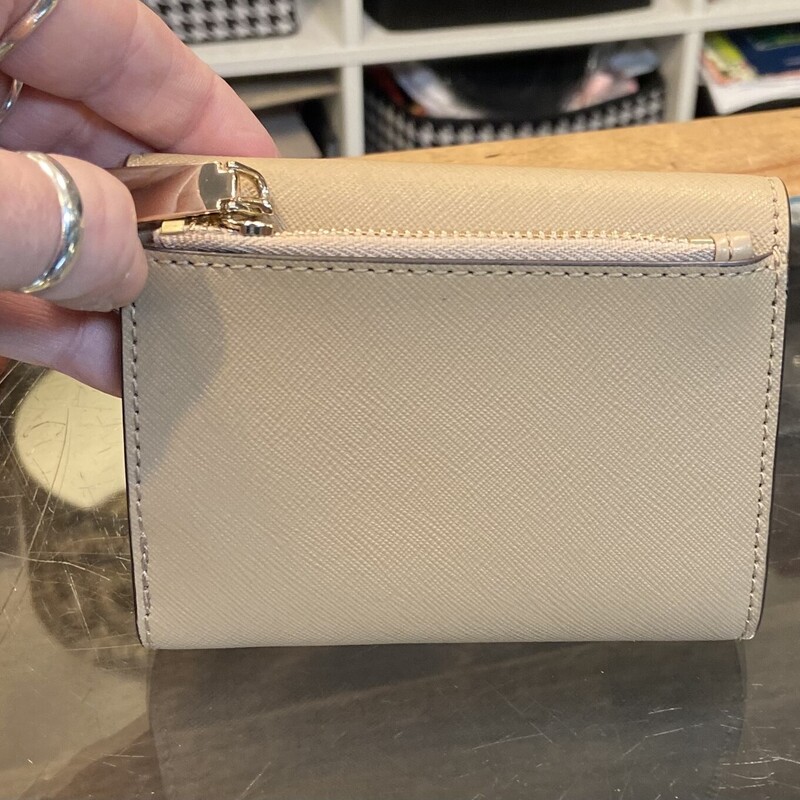 T/Gd Lther Snap Wallet<br />
Tan/G<br />
Size: R $127