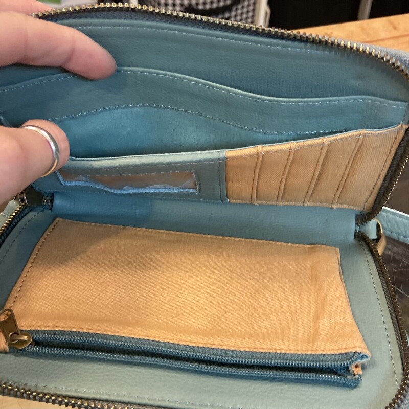 Grn Blue Lther Crssbody<br />
Grn Blue<br />
Size: R $138