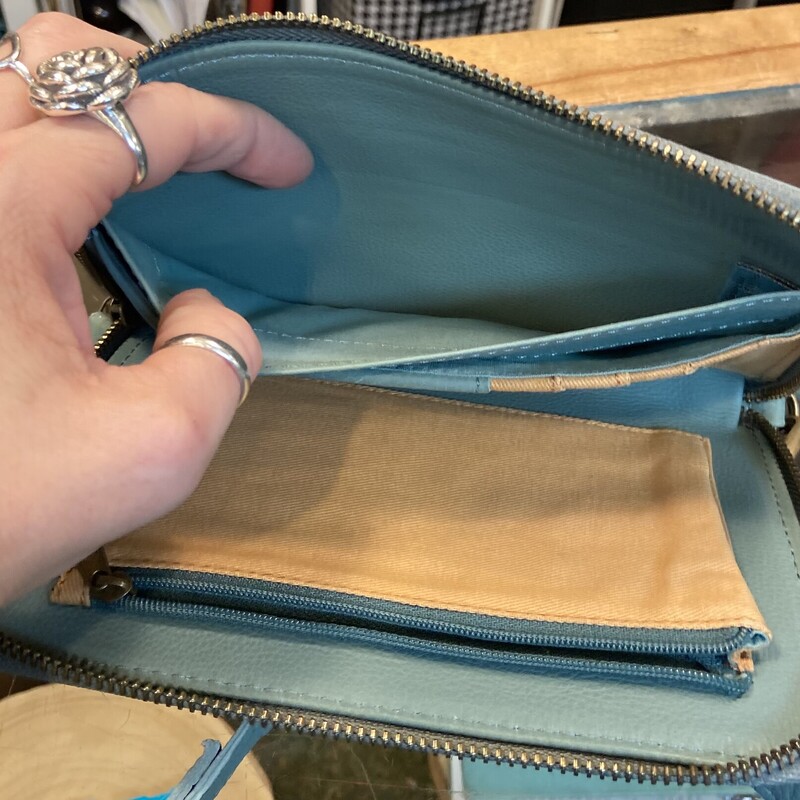 Grn Blue Lther Crssbody<br />
Grn Blue<br />
Size: R $138