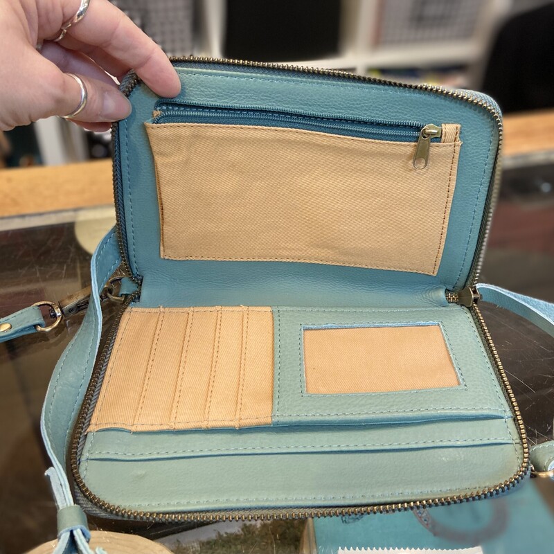 Grn Blue Lther Crssbody<br />
Grn Blue<br />
Size: R $138