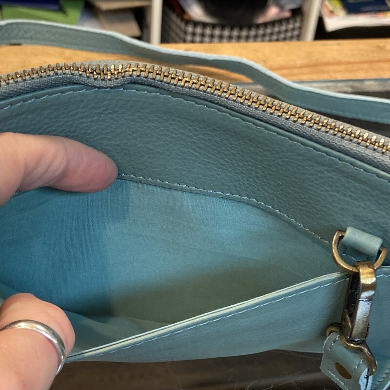 Grn Blue Lther Crssbody<br />
Grn Blue<br />
Size: R $138