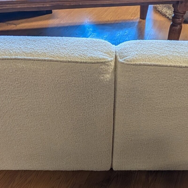 Minimore Living Boucle, White, 3 Seater<br />
90 x 35 x 30<br />
16in seat height