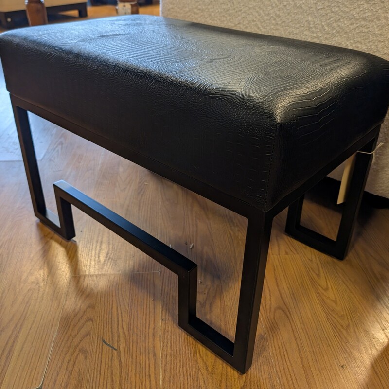 Faux Gator Stainless, Black<br />
26 x 16 x 18h