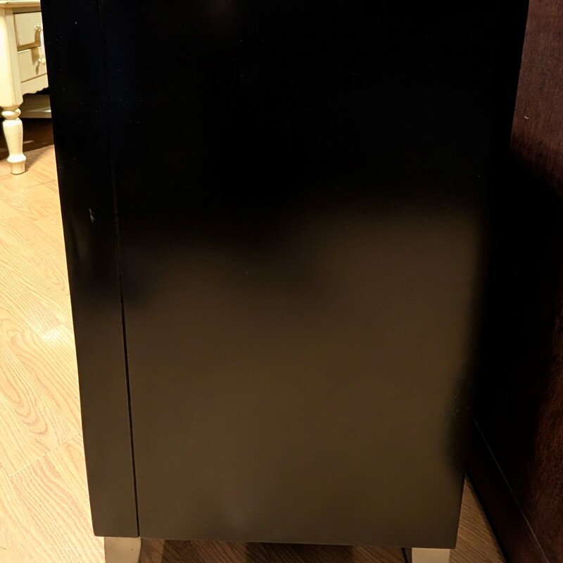 Hooker Studded Belt Pulls, Black, 3 Drawer<br />
32 x 18 x 32h