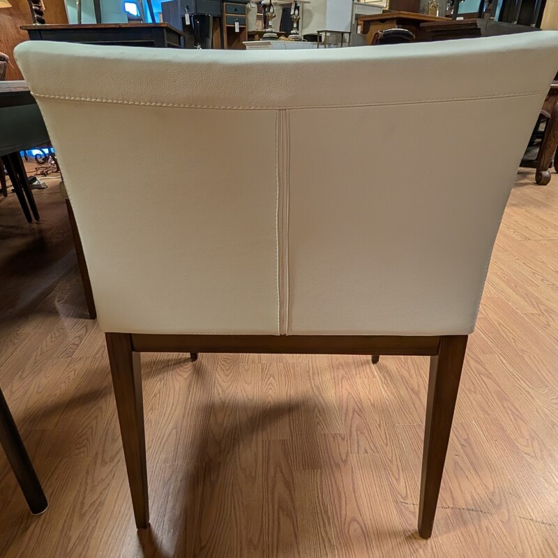 Soho Concept Leatherette, White, Set Of 8<br />
22.5 x 19 x 30h<br />
19 Seat Height