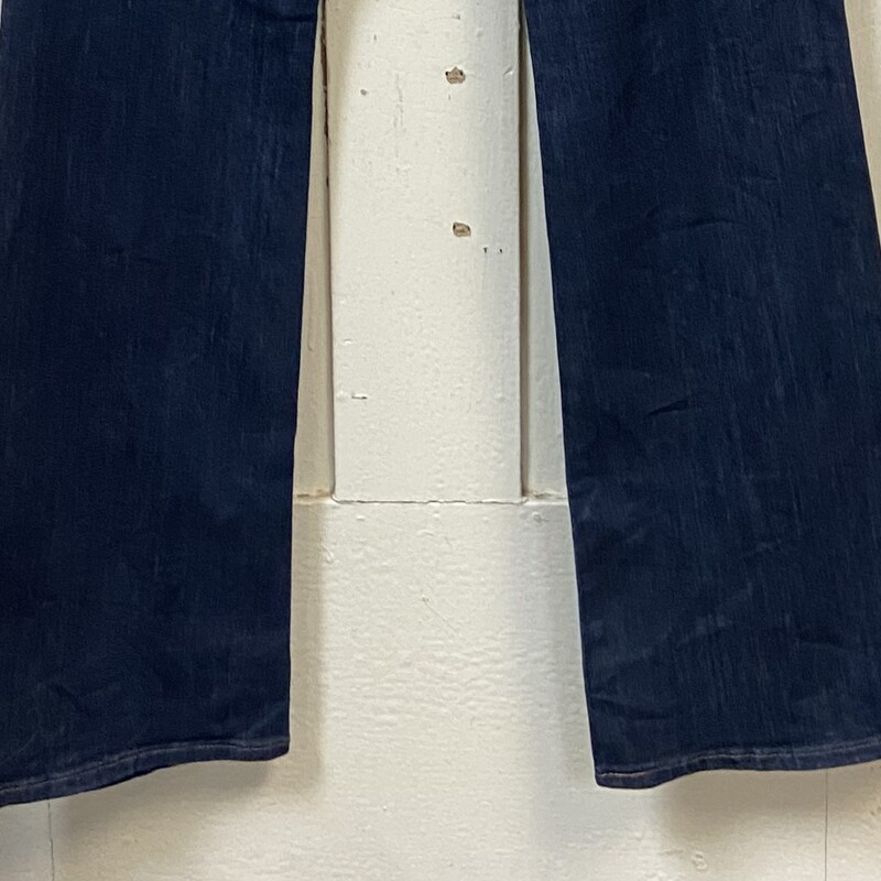 Den Midrise Jean<br />
Blue<br />
Size: 14