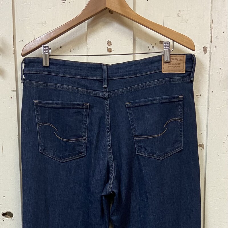 Den Midrise Jean<br />
Blue<br />
Size: 14