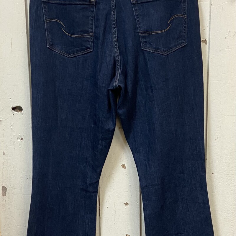 Den Midrise Jean<br />
Blue<br />
Size: 14