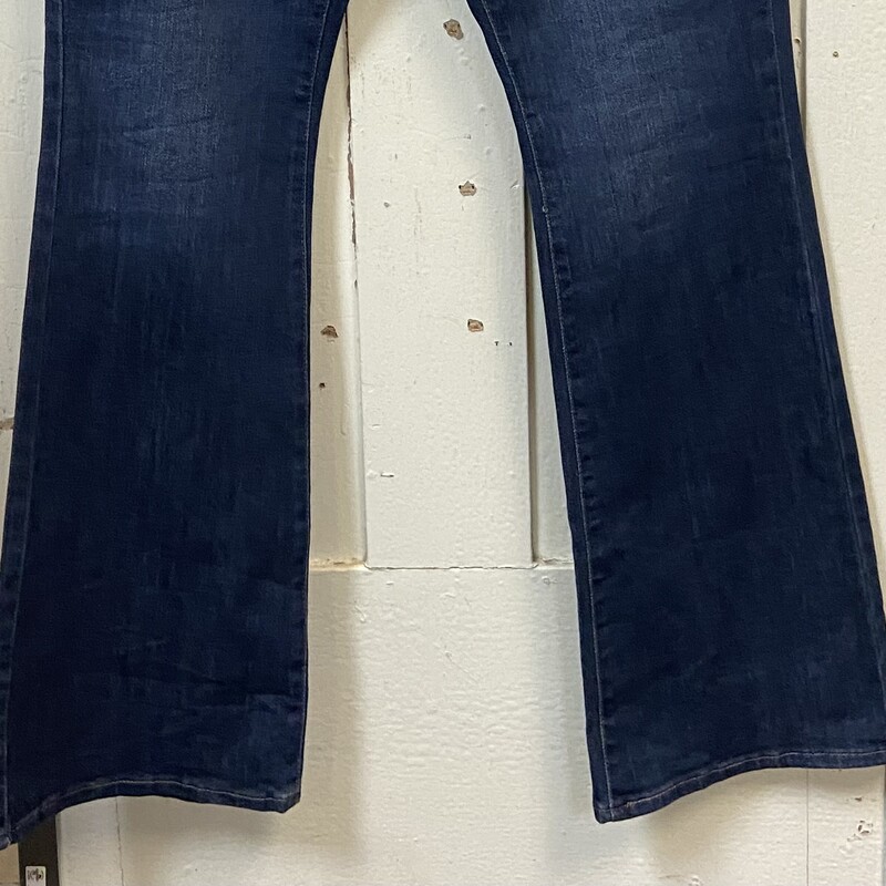 Den Midrise Jean<br />
Blue<br />
Size: 14