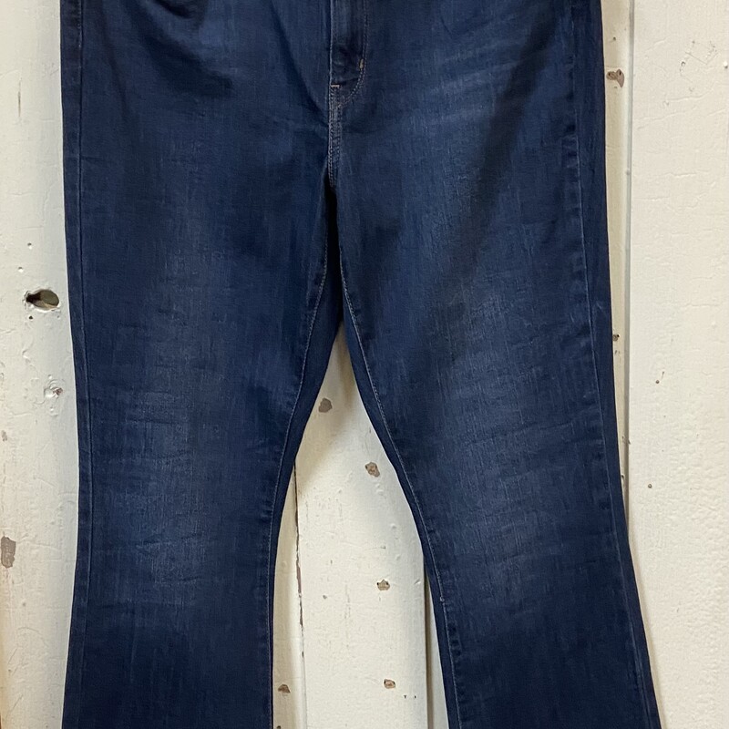 Den Midrise Jean<br />
Blue<br />
Size: 14