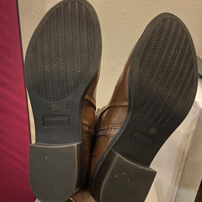 Brw Faux Lther Tall Boot<br />
Brown<br />
Size: 9/9.5