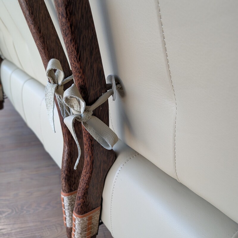 Maui 2pc Sectional Cream, Leather, Pillows<br />
115 x 36 x 82<br />
Seat Height 17