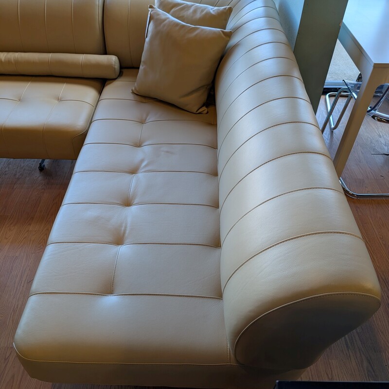 Maui 2pc Sectional Cream, Leather, Pillows<br />
115 x 36 x 82<br />
Seat Height 17