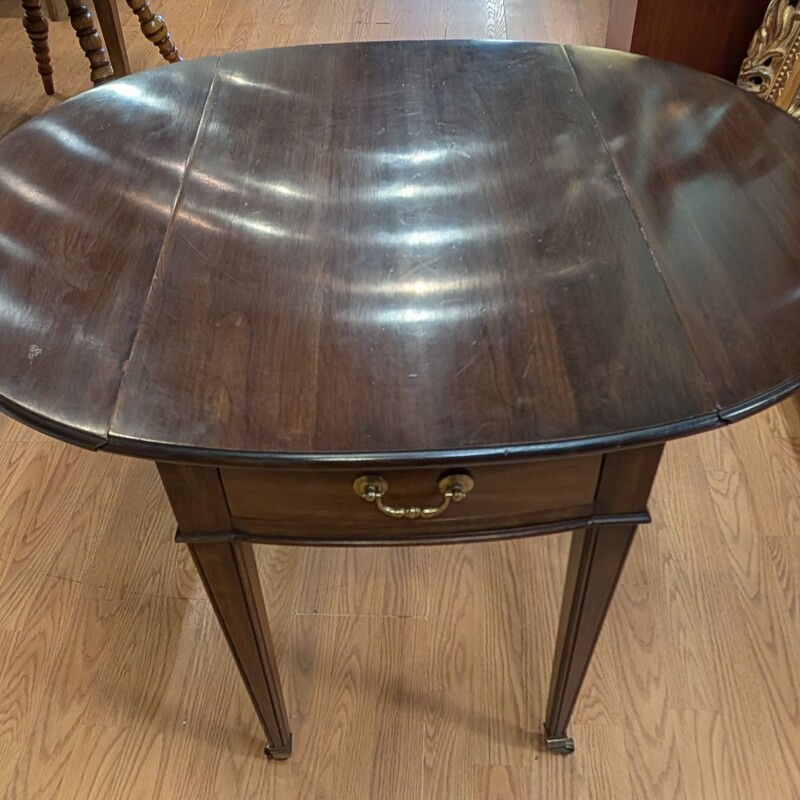 Ethan Allen Pembroke, DropLeaf, Drawer<br />
18-36w x 28d x 25h
