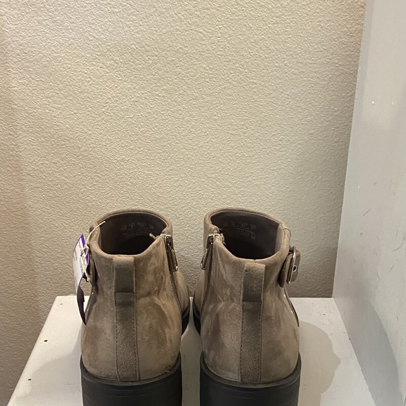 NWT Tan Fab Stud Bootie<br />
Tan<br />
Size: 11 R$89