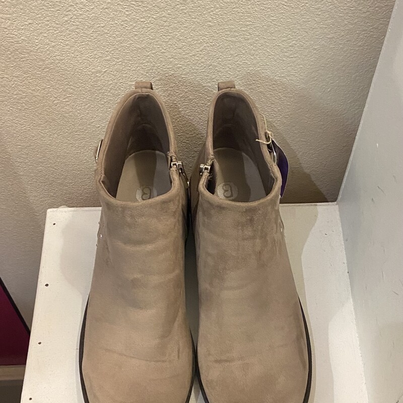 NWT Tan Fab Stud Bootie<br />
Tan<br />
Size: 11 R$89