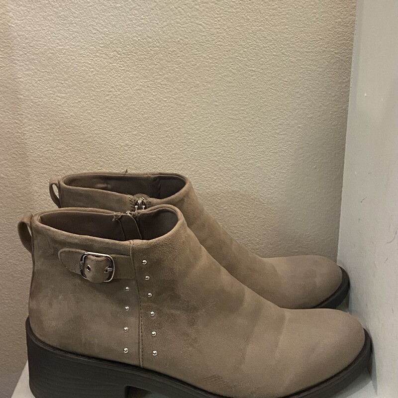 NWT Tan Fab Stud Bootie<br />
Tan<br />
Size: 11 R$89
