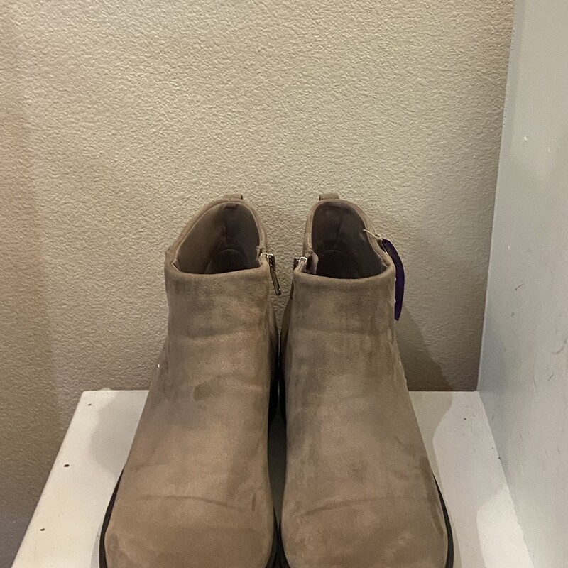 NWT Tan Fab Stud Bootie<br />
Tan<br />
Size: 11 R$89