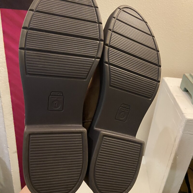 NWT Tan Fab Stud Bootie<br />
Tan<br />
Size: 11 R$89