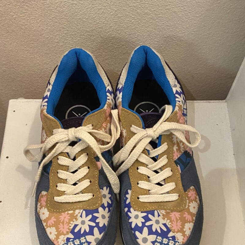 Blu/pnk/t Flrl Sneaker<br />
Blu/Pk/T<br />
Size: 7 R$89