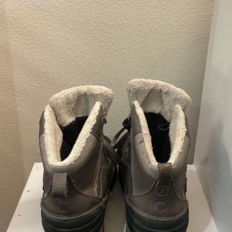 Blk/Oliv<br />
Size: 8.5 R$145