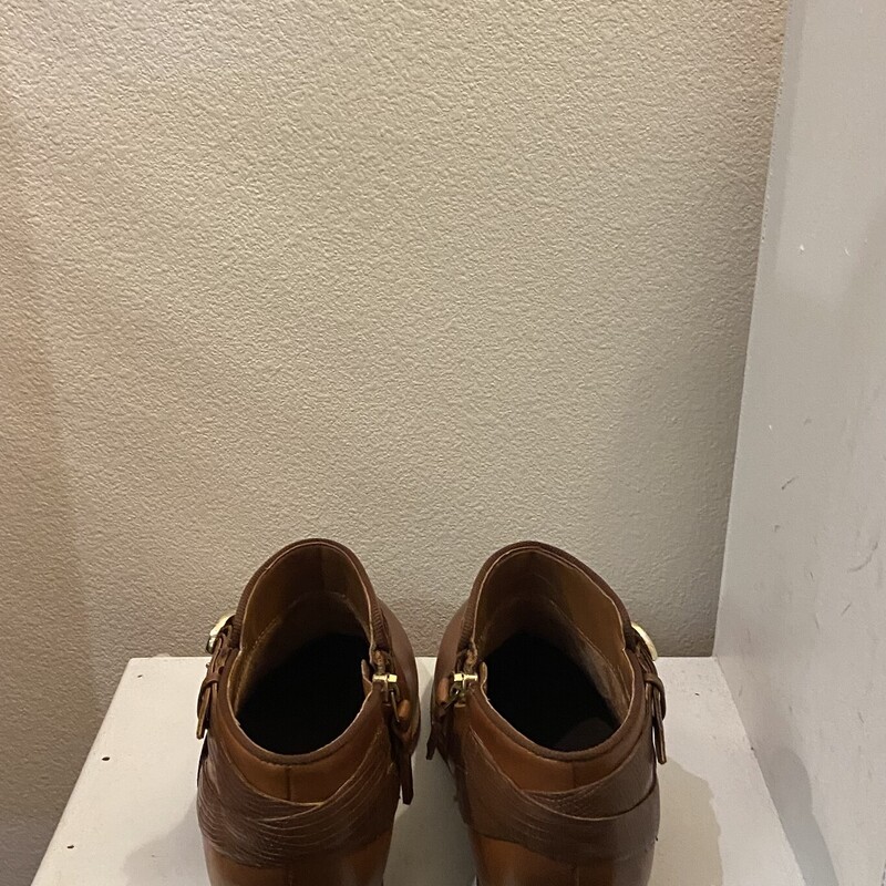 NWOT Brwn Lther Booti<br />
Brown<br />
Size: 6.5 R$150