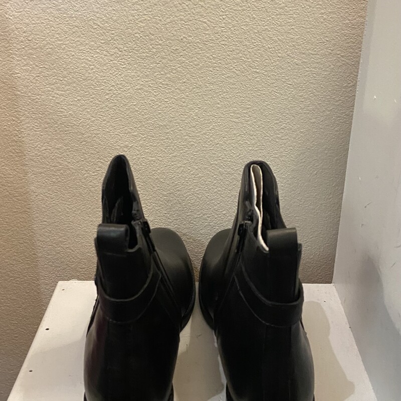 NWT Blk Lther Booti<br />
Black<br />
Size: 12 R $169