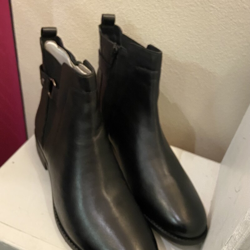 NWT Blk Lther Booti<br />
Black<br />
Size: 12 R $169