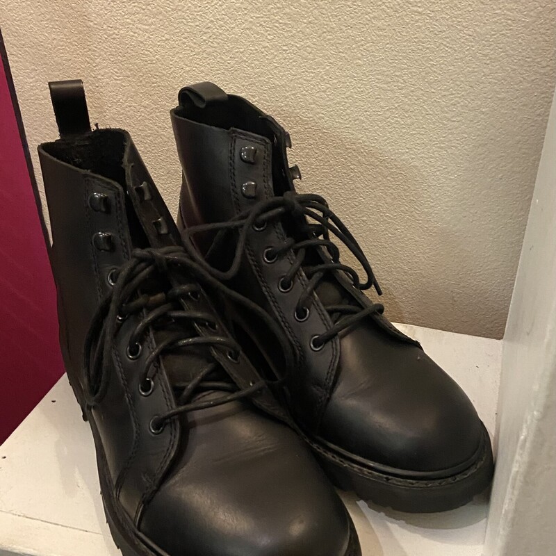 Blk Lthr Comb Boot
Black
Size: 11.5 R$140