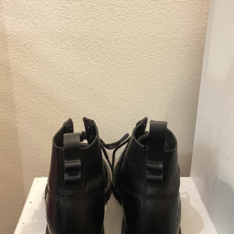 Blk Lthr Comb Boot<br />
Black<br />
Size: 11.5 R$140