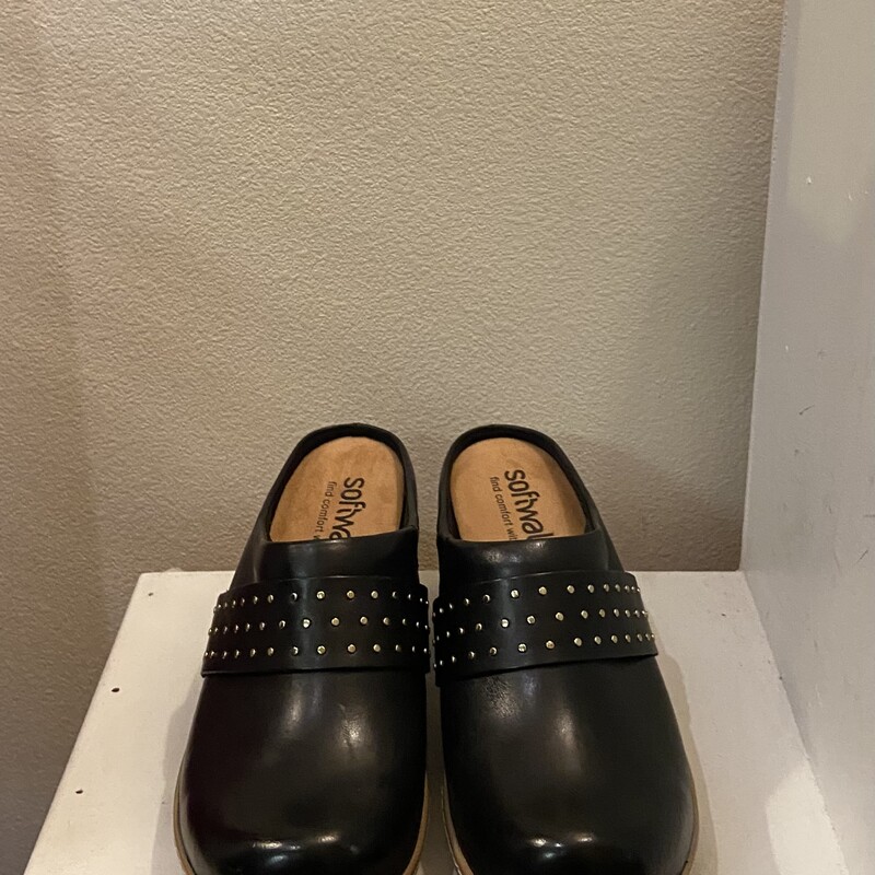 NIB Blk Lthr Stud Clog<br />
Black<br />
Size: 7.5 R $130