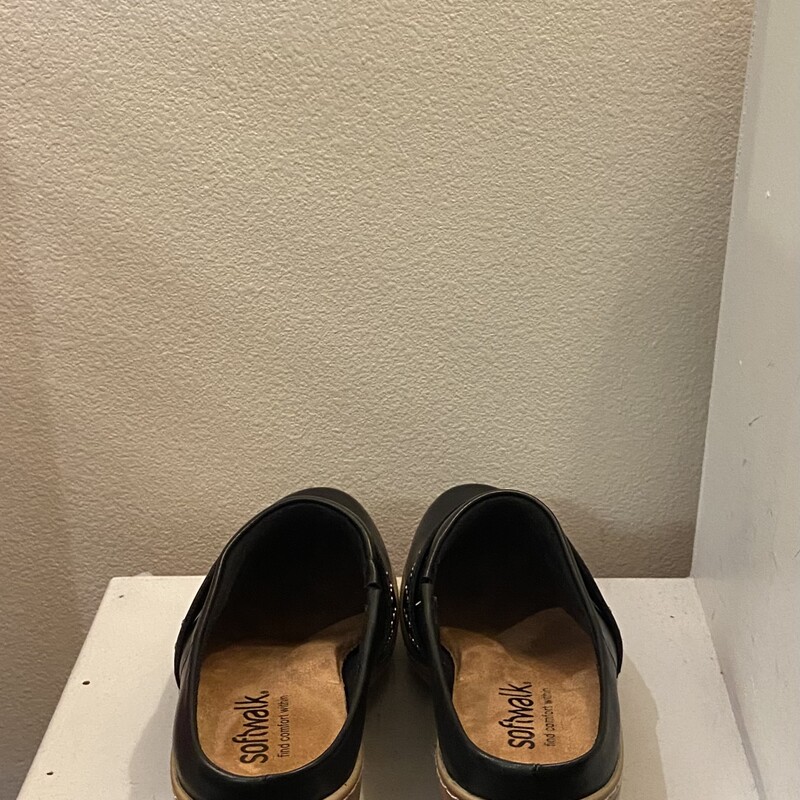 NIB Blk Lthr Stud Clog<br />
Black<br />
Size: 7.5 R $130