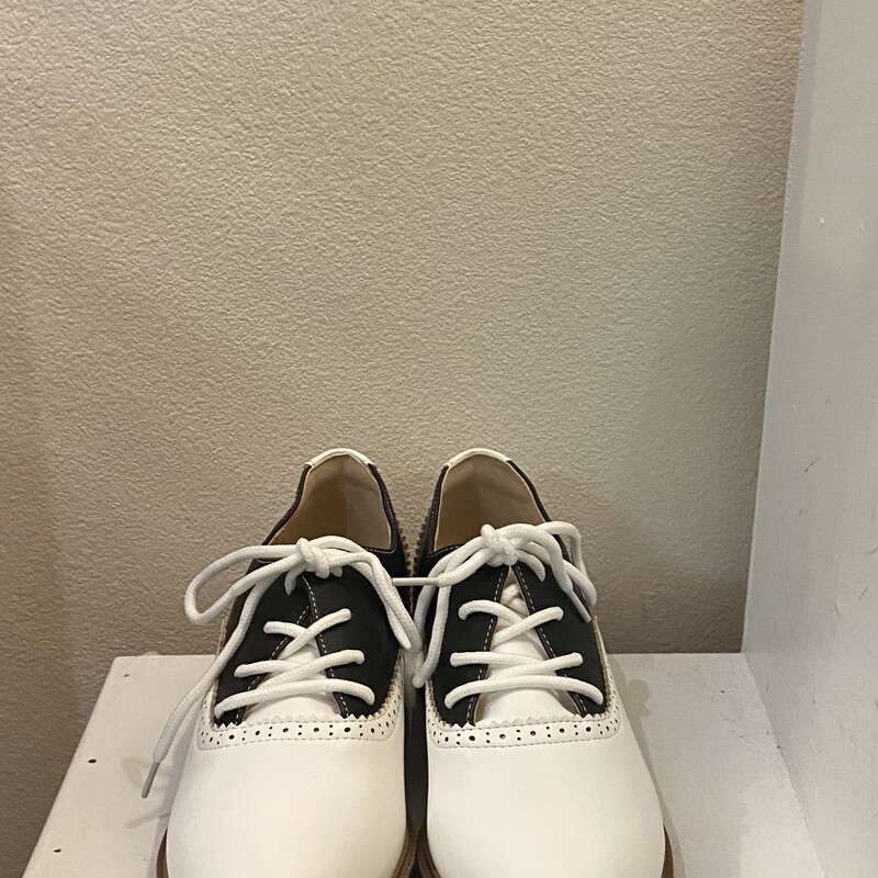 Blk/W Saddle Shoe<br />
Blck/W<br />
Size: 8 R $40