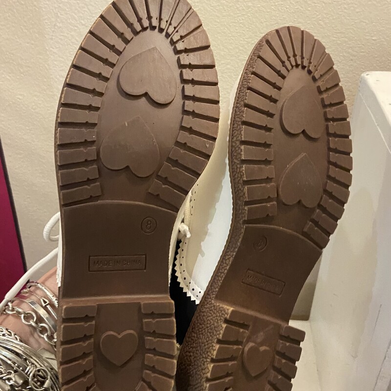 Blk/W Saddle Shoe<br />
Blck/W<br />
Size: 8 R $40