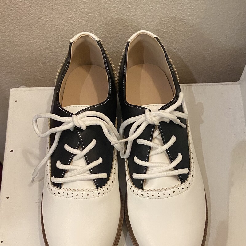 Blk/W Saddle Shoe<br />
Blck/W<br />
Size: 8 R $40