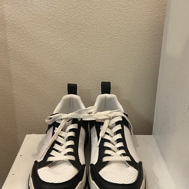 EUC Blk/W/S Sneaker<br />
Blk/W/S<br />
Size: 8.5 R$79