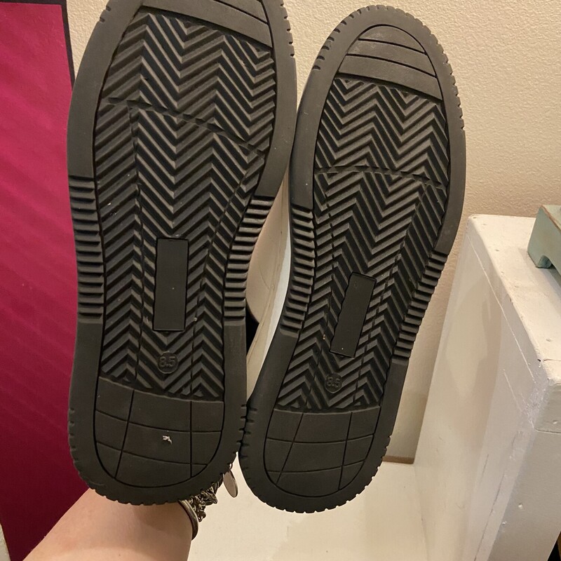 EUC Blk/W/S Sneaker<br />
Blk/W/S<br />
Size: 8.5 R$79