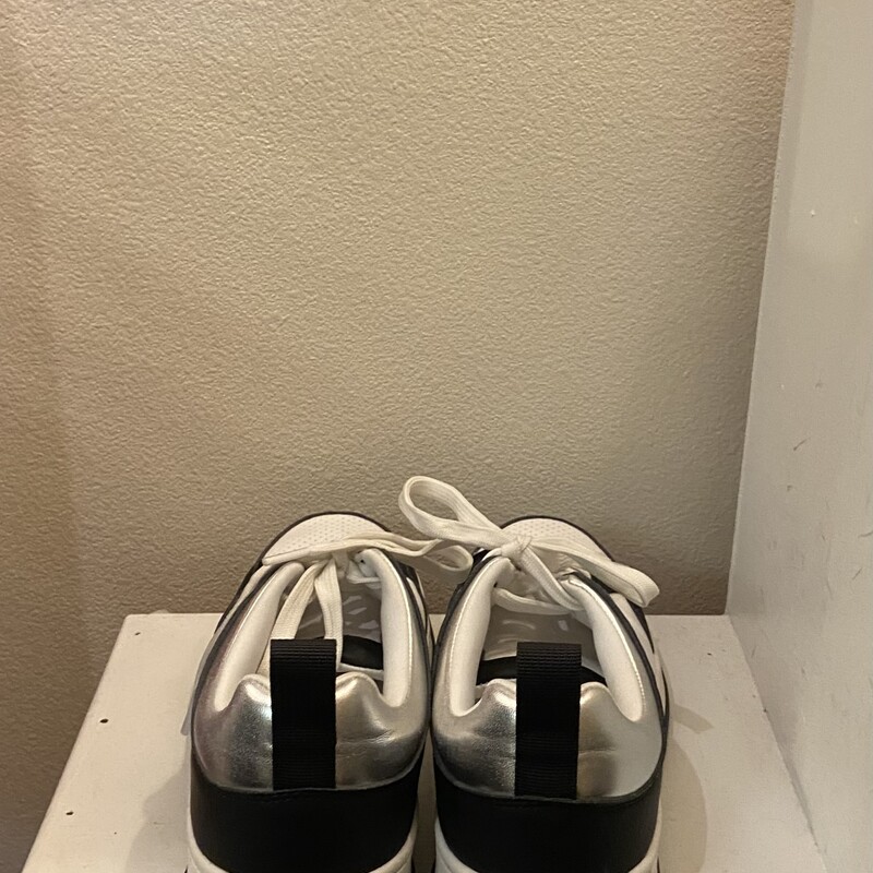 EUC Blk/W/S Sneaker<br />
Blk/W/S<br />
Size: 8.5 R$79
