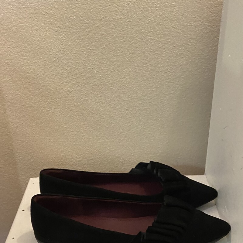 Blk Suede Rffl Flat<br />
Black<br />
Size: 7 R$89