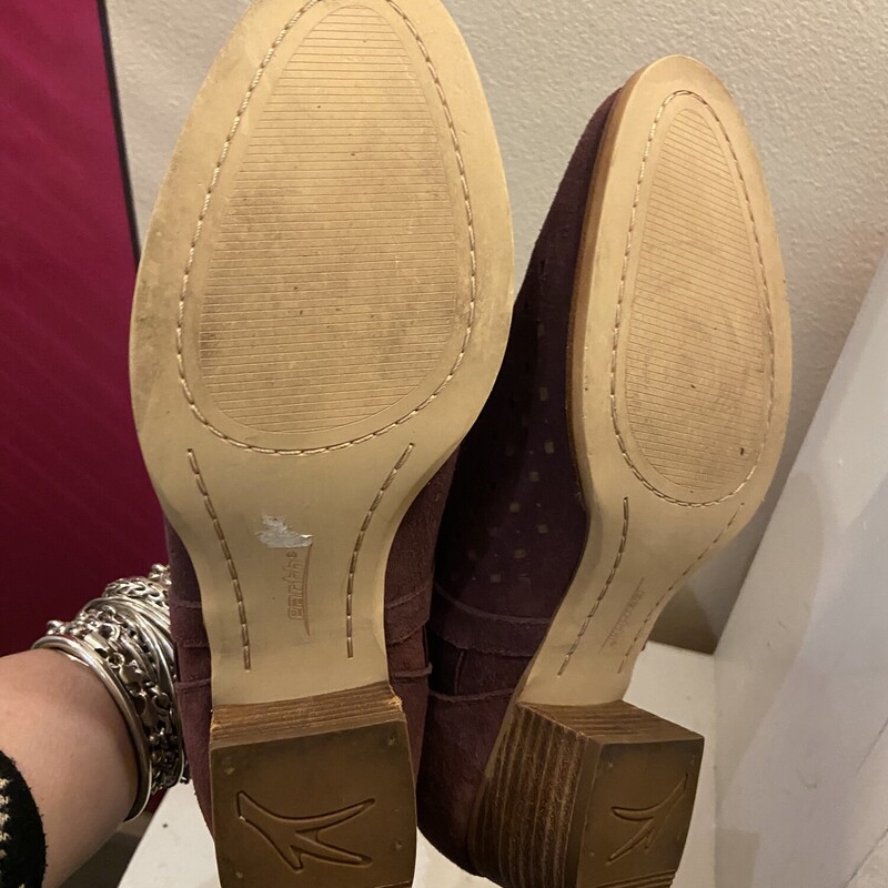 Mar Suede Bootie<br />
Maroon<br />
Size: 10 R$150