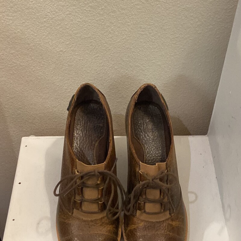 Brw Lthr Tie Heel Shoe<br />
Brown<br />
Size: 7 R$118