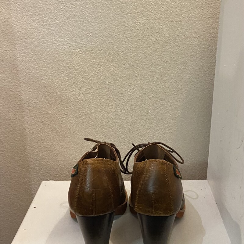 Brw Lthr Tie Heel Shoe<br />
Brown<br />
Size: 7 R$118