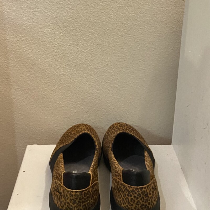 Brw/Blk Leop Fab Slipon<br />
Brw/Blk<br />
Size: 8.5 R$83