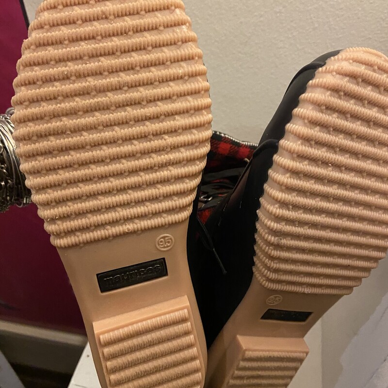 Blk/rd Bfflo Plaid Boot<br />
Blk/Red<br />
Size: 9.5