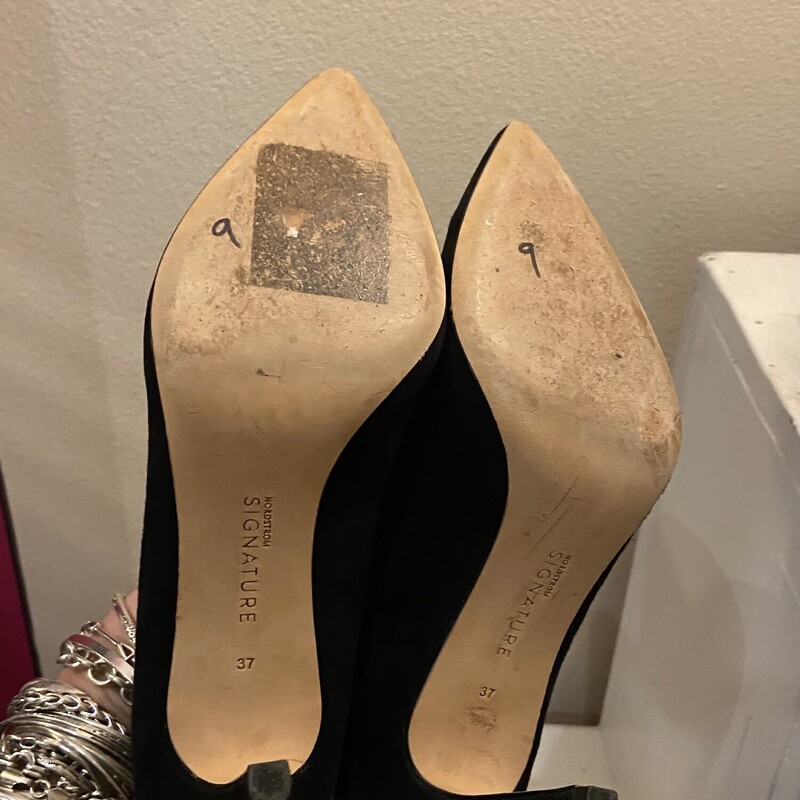 Blk Suede Heel<br />
Black<br />
Size: 7 R $150