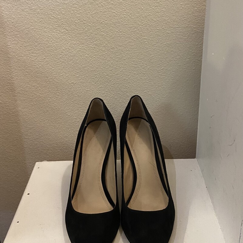 Blk Suede Heel<br />
Black<br />
Size: 7 R $150