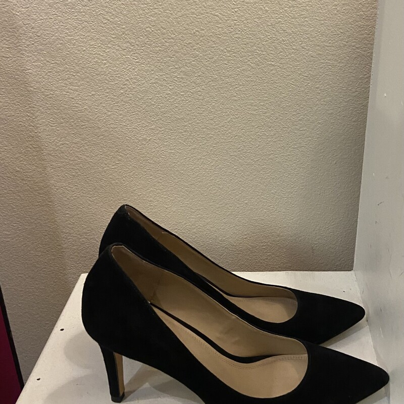 Blk Suede Heel<br />
Black<br />
Size: 7 R $150