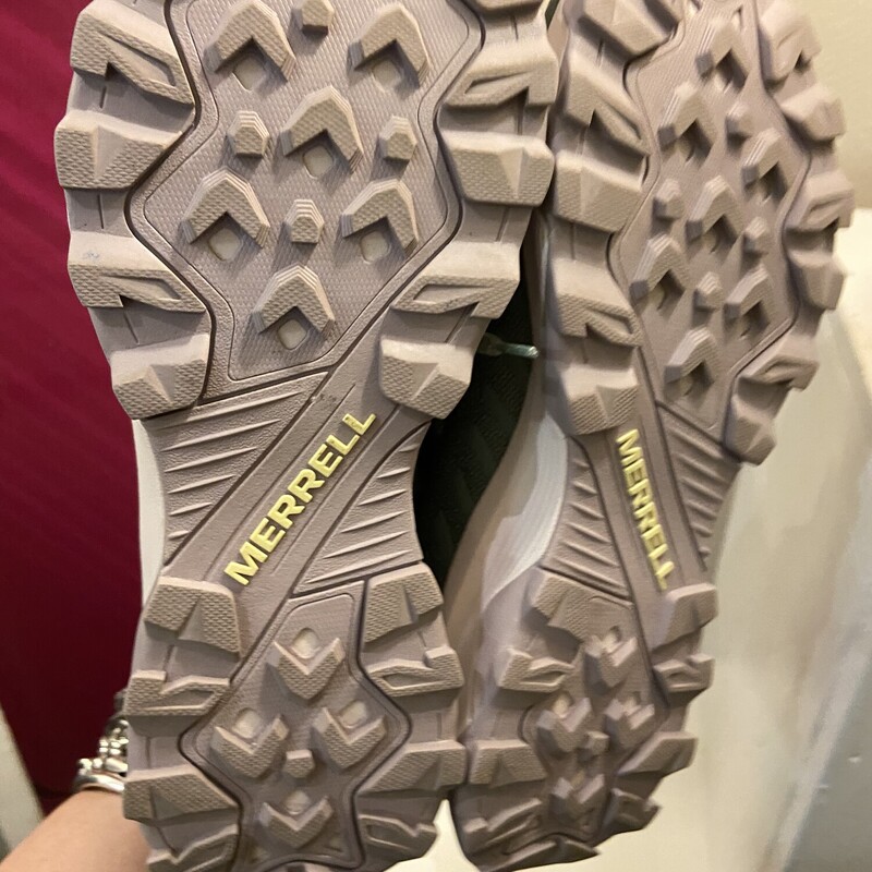 Sage/neon Running Shoe<br />
Sage/neo<br />
Size: 8.5 R $99